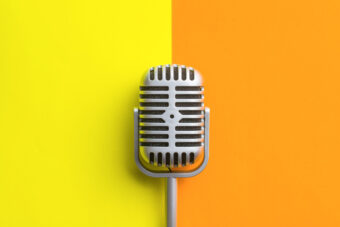 mikrofon na tle żółto pomarańczowym.