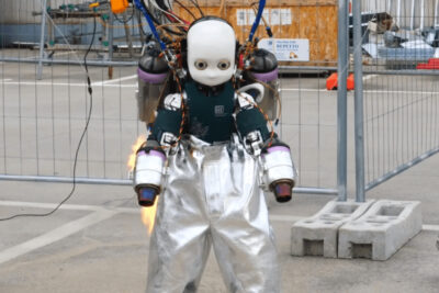 Robot humanoidalny z plecakiem odrzutowym