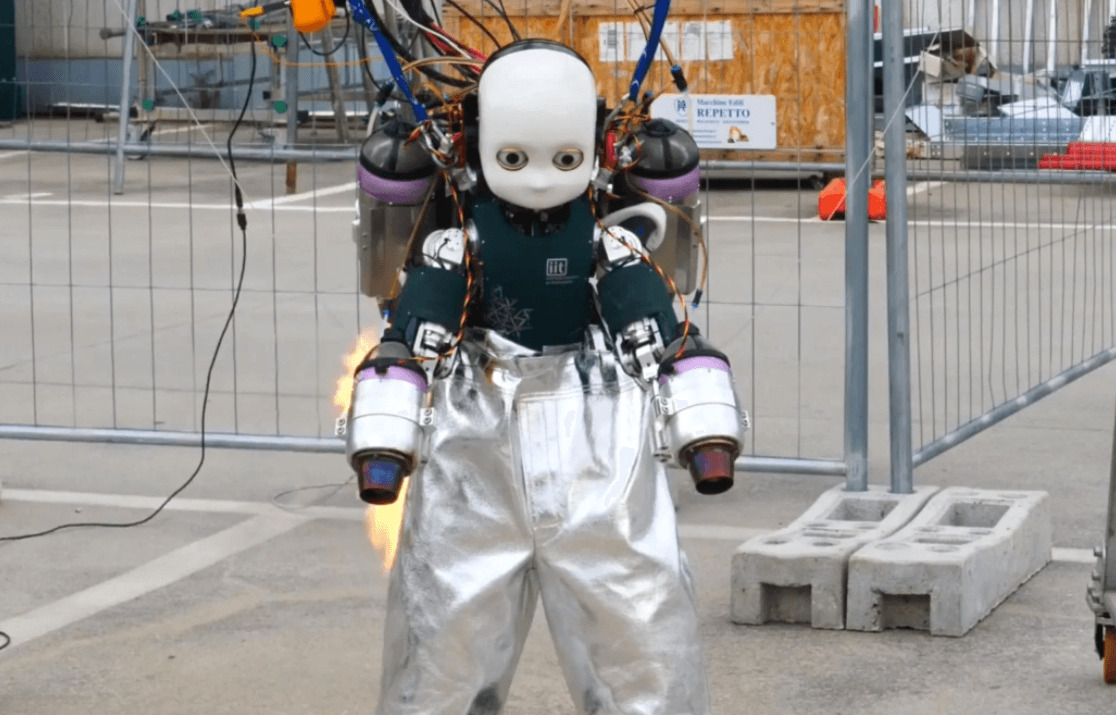 Robot humanoidalny z plecakiem odrzutowym