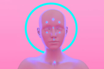 Robot humanoidalny, różowy, na różowym tle. Naokoło głowy ma niebieską, neonową obręcz.